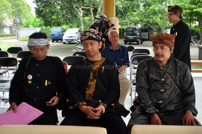 Dari kiri ke kanan, Kang Aip (Budayawan), Ricky A.  Mardjadinata (Kawali) dan Pak Eman H. Sastrapraja (Dinas Kebudayaan Ciamis)