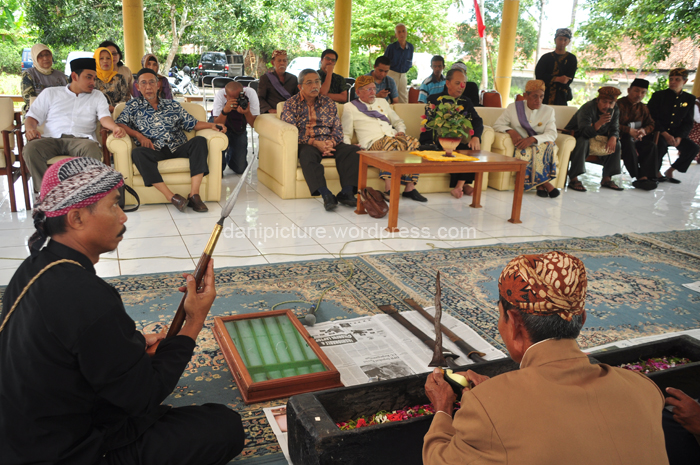 Jamasan Pusaka dilakukan secara simpolis dihadapan keluarga besar Paguyuban Rundayan Prabu Galuh Pakuan dan para undangan.